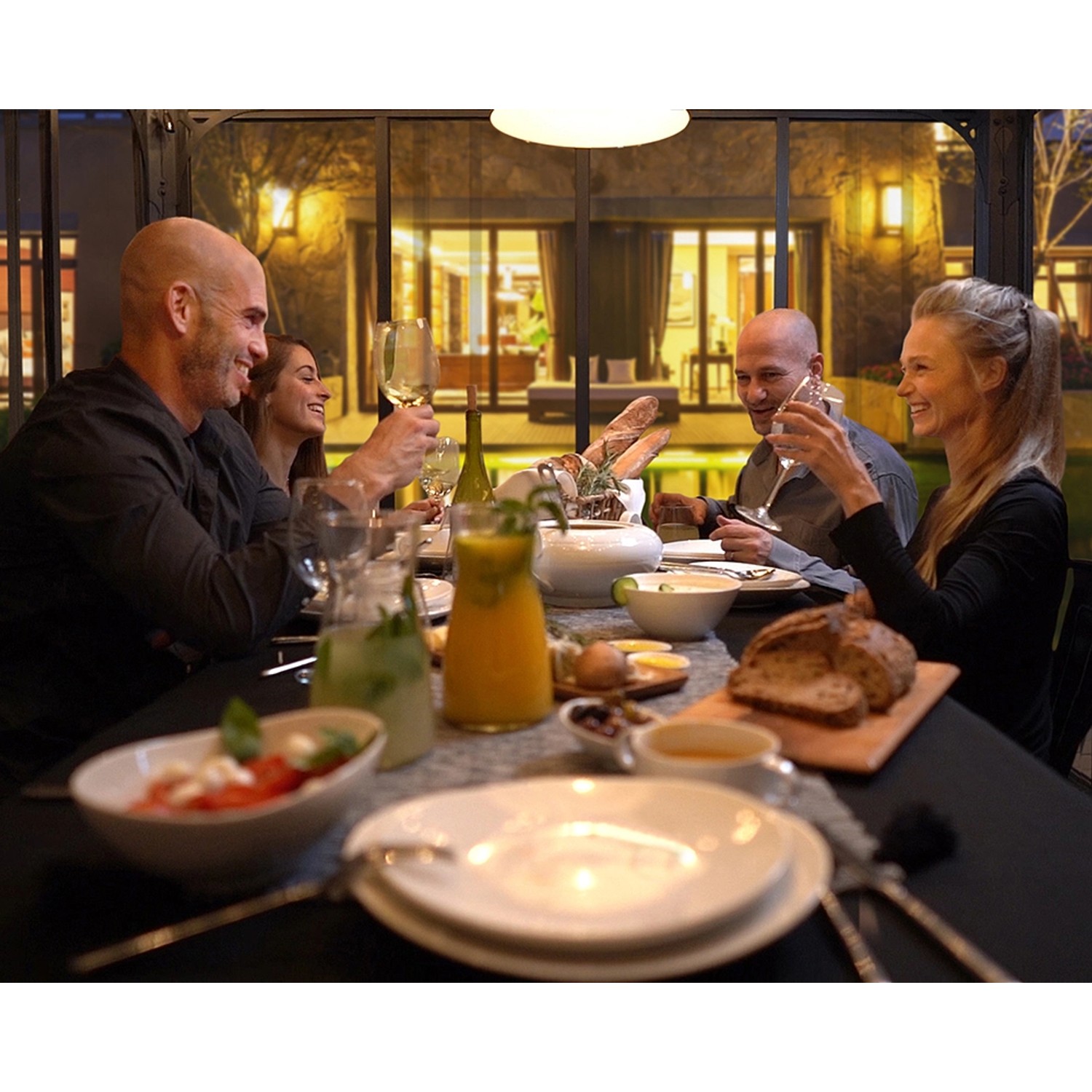 Gruppe genießt Mahlzeit im Canopia Ledro Pavillon (3x4.3) in Anthrazit Grau.