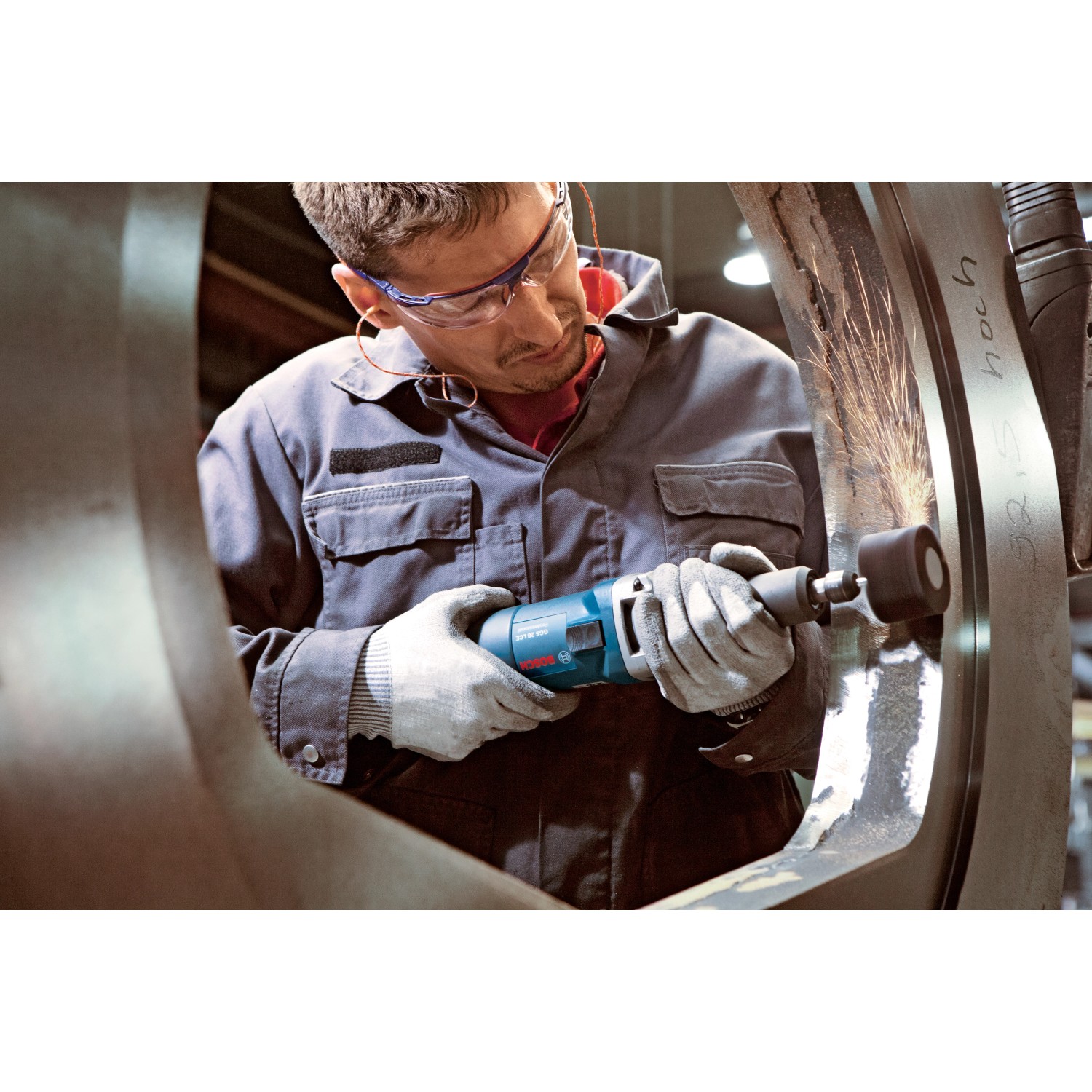 Bosch Professional Geradschleifer GGS 28 C im Einsatz beim Schleifen von Metall.