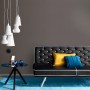 Wohnraum mit schwarzer Erismann Vliestapete Spotlight Uni, Sofa und Tisch.