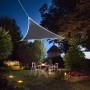 Anthrazitfarbenes Perel Sonnensegel mit LED-Beleuchtung über einer Gartensitzgruppe.