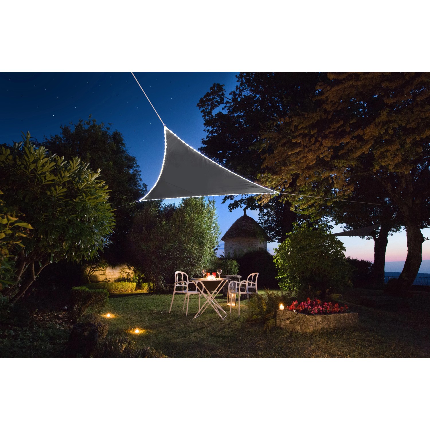 Anthrazitfarbenes Perel Sonnensegel mit LED-Beleuchtung über einer Gartensitzgruppe.