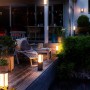 Philips Hue Impress Wegeleuchten beleuchten Garten und Terrasse stimmungsvoll.