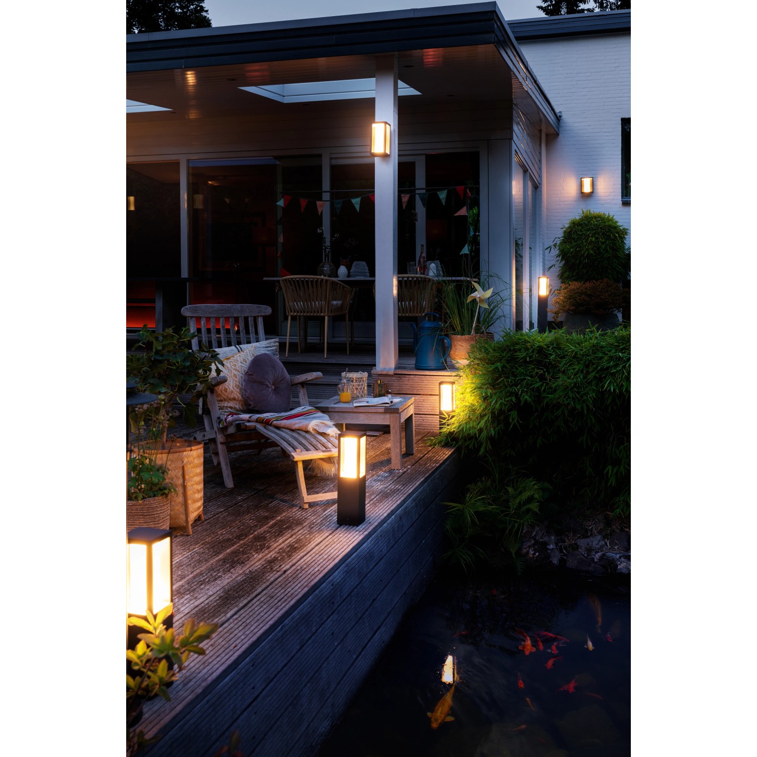 Philips Hue Impress Wegeleuchten beleuchten Garten und Terrasse stimmungsvoll.