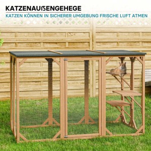 Wetterfestes Wiltec Katzengehege aus Holz mit Drahtgitter, Bitumendach und 3 Liegeflächen im Garten. Eine Katze sitzt auf einer Plattform.