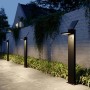 Moderne Lucande LED Solar-Wegeleuchten Silvan in Schwarz mit Bewegungsmelder.