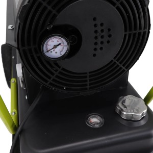 Detailaufnahme: TroniTechnik Diesel Heizkanone 20kW mit Manometer, Tankdeckel und Lüftergitter.