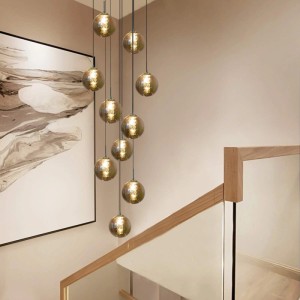 NETTLIFE 10 Pendelleuchten mit hellgrauen Glaskugeln, höhenverstellbar, im modernen Treppenhaus. Rustikales Design.
