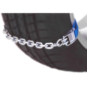 Ottinger Anfahrhilfe Light am PKW-Rad: Kette mit blauem Gurt für besseren Halt bei Eis und Schnee.
