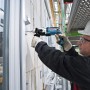 Bosch Professional GSB 19-2 RE Schlagbohrmaschine im Einsatz beim Bohren in Mauerwerk.