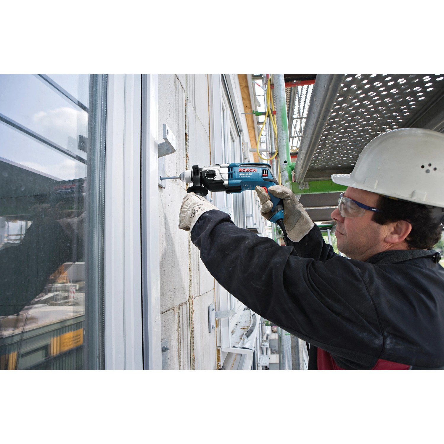 Bosch Professional GSB 19-2 RE Schlagbohrmaschine im Einsatz beim Bohren in Mauerwerk.