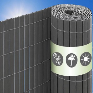 Grauer PVC Sichtschutz Windschutz aufgerollt für Balkon & Garten. Blickdicht, wetterfest mit Wind-, Regen-, Sonnen-Symbolen.