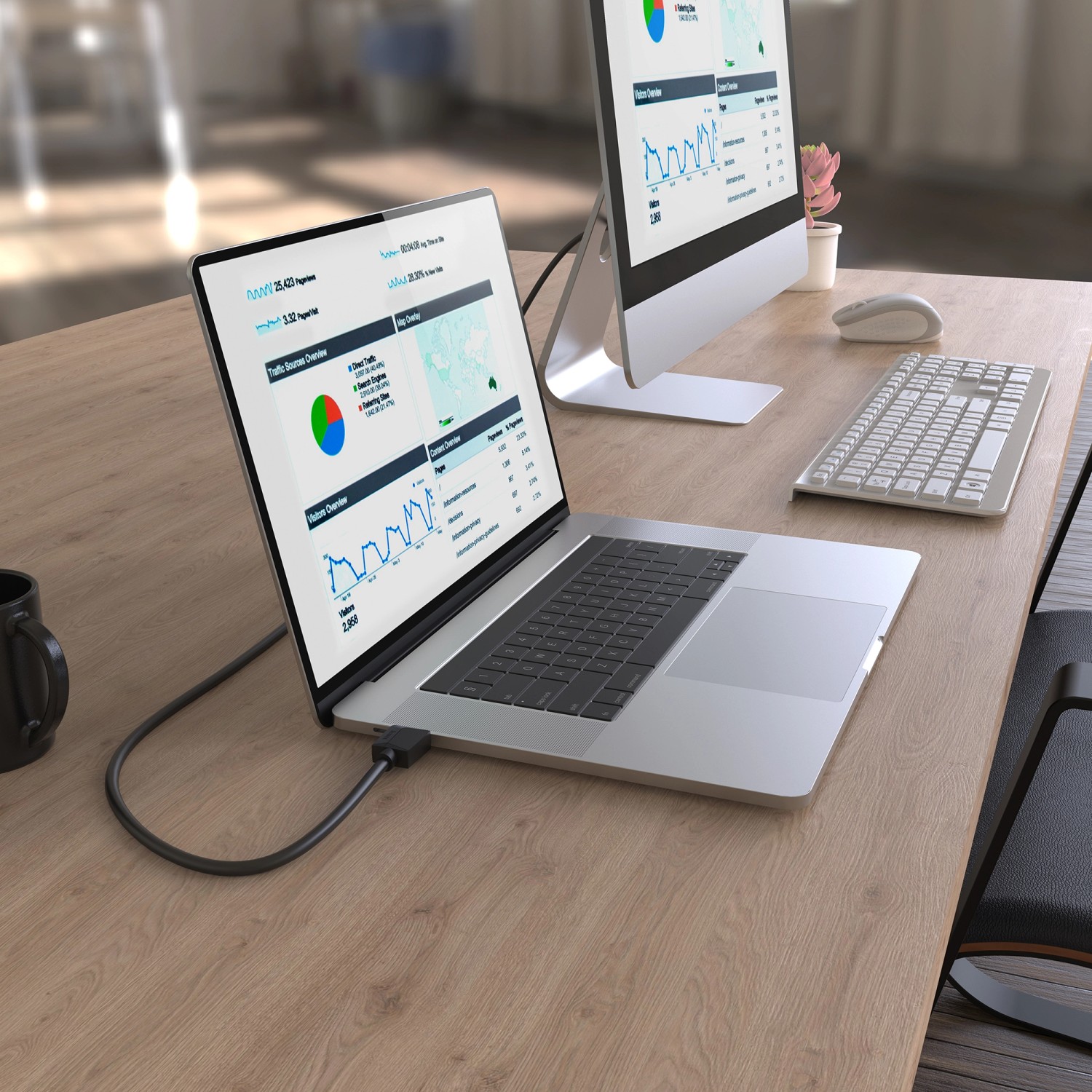 Hama HDMI-Kabel 4K, schwarz, 1,5m, verbunden mit Laptop und Monitor auf einem Schreibtisch.