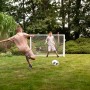 Fußballspiel im Garten mit Exit Scala Aluminium Fußballtor, 180x120 cm, weiß.