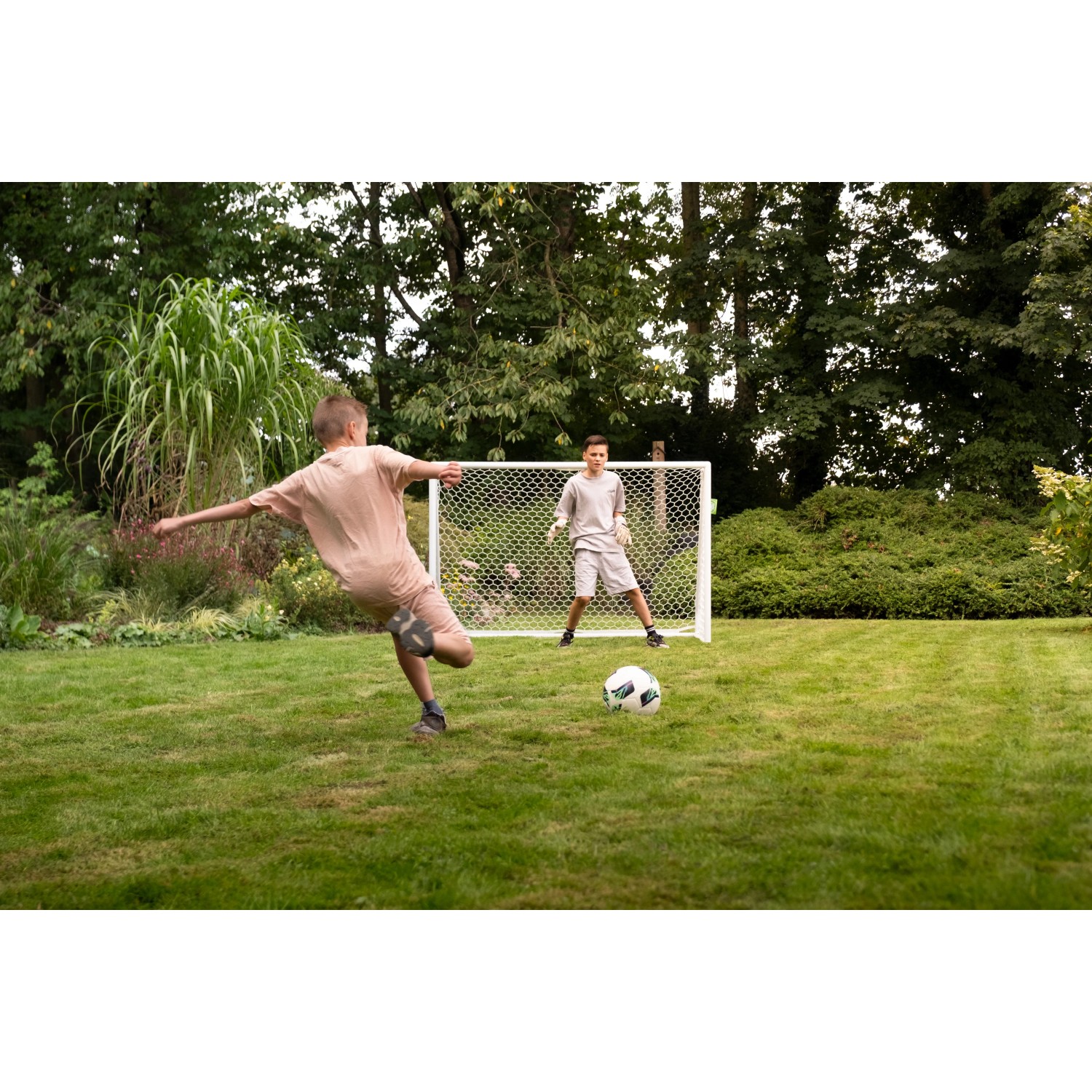 Fußballspiel im Garten mit Exit Scala Aluminium Fußballtor, 180x120 cm, weiß.