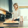 Frau bereitet Speisen mit der Severin Heißluft-Fritteuse FR 2430 in der Küche zu.