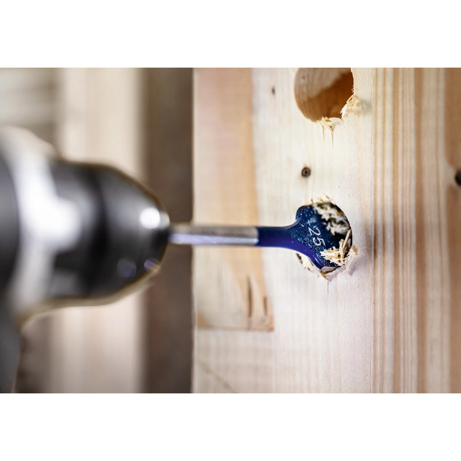 Bosch Expert Selfcut Flachfräsbohrer bohrt Loch in Holz mit Akku-Bohrschrauber.