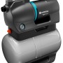 Gardena Hauswasserwerk 3800 Silent: Graue Pumpe mit Tragegriff und blauem Akzent.