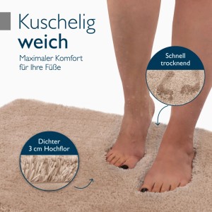 Beige Beautissu BeauMare Badematte/Vorleger, 60x100 cm, mit Füßen auf dem weichen Flor.