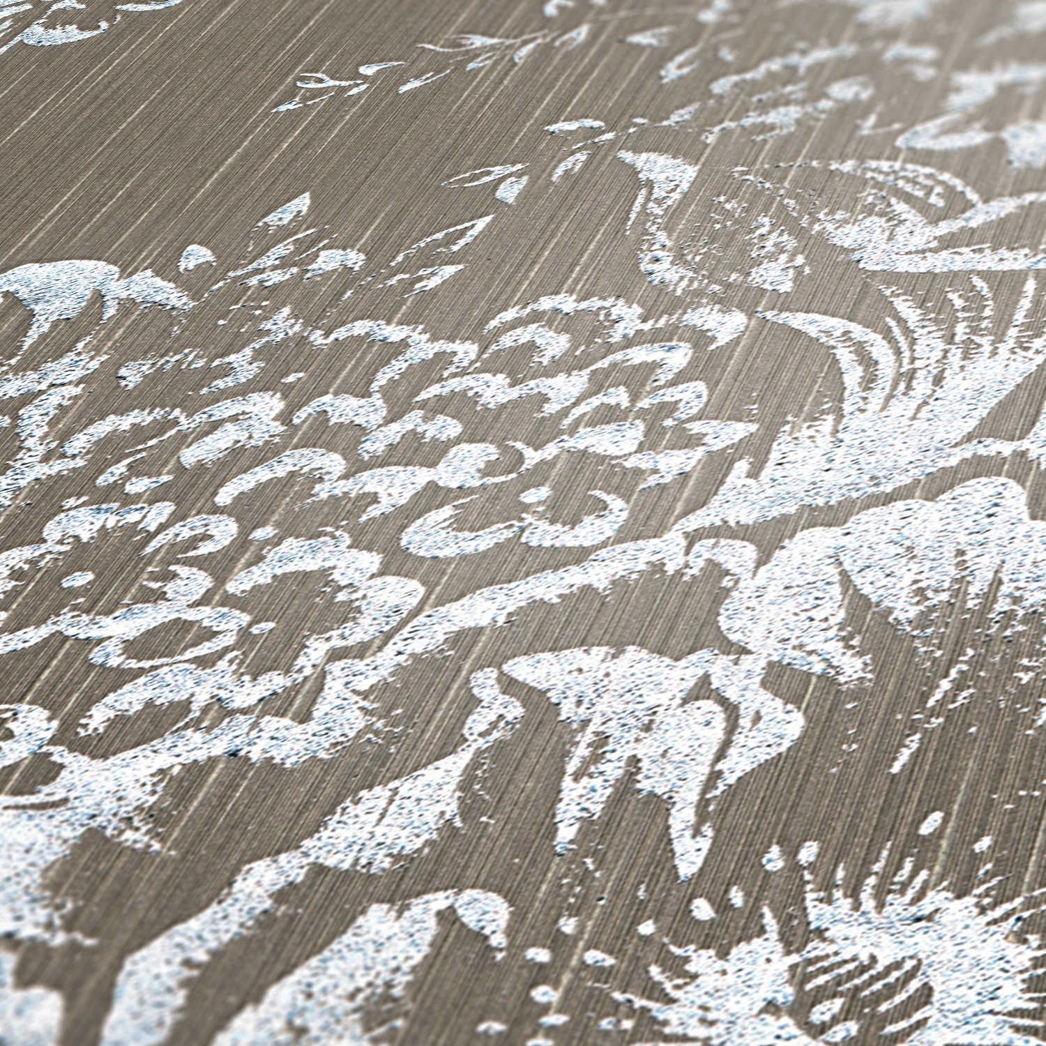 Tadessi Vliestapete Florentin mit Blumenmuster in Silber und Braun.