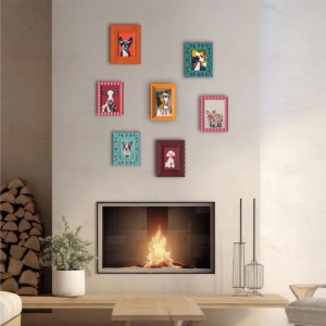 Bunte Leinwandbilder mit Tiermotiven in verschiedenen Rahmen an einer Wand über einem Kamin in einem modernen Wohnzimmer.