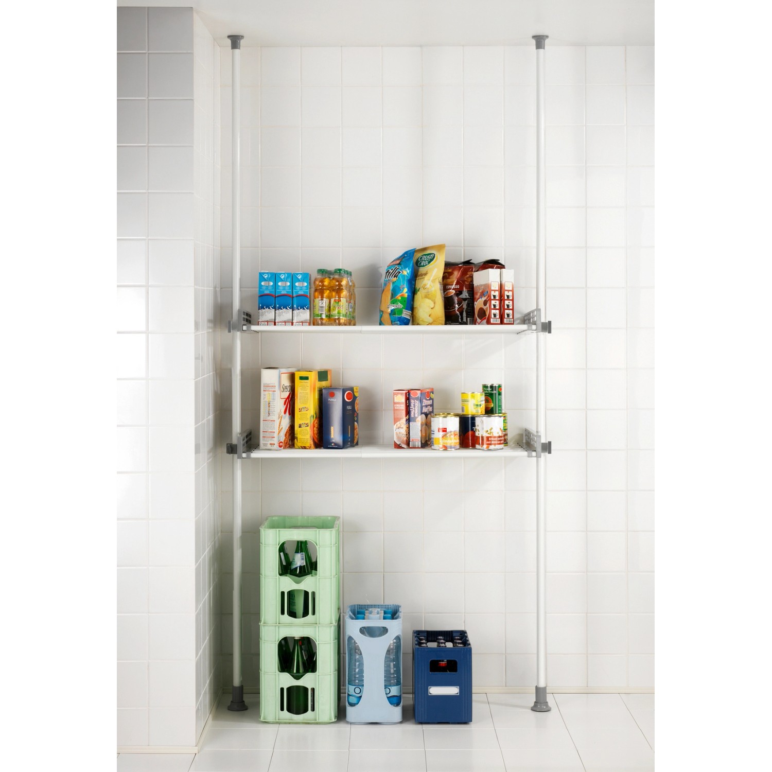 Wenko Teleskop-System Herkules Twin mit Regalböden und Getränkekisten vor weißer Wand.