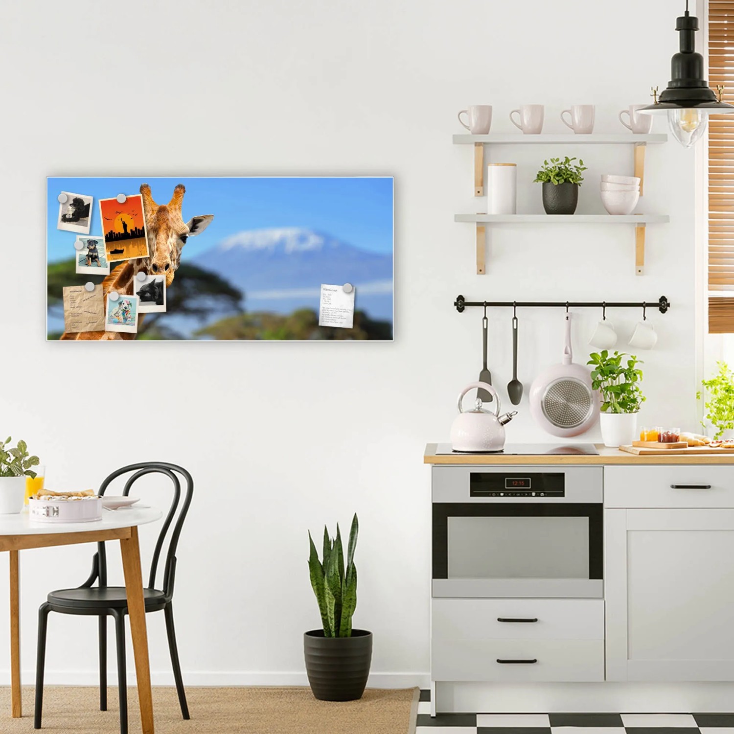 Weiße Magnettafel 78x37cm mit Kilimandscharo-Motiv und Magneten als Wanddekoration.