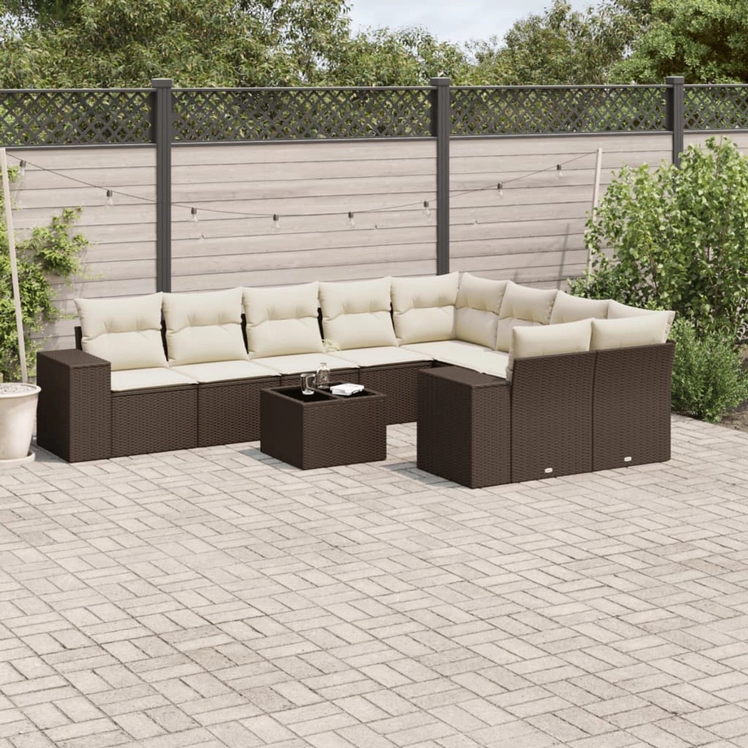 Braune 10-tlg. vidaXL Garten-Sofagarnitur aus Poly Rattan mit cremeweißen Kissen und Tisch.