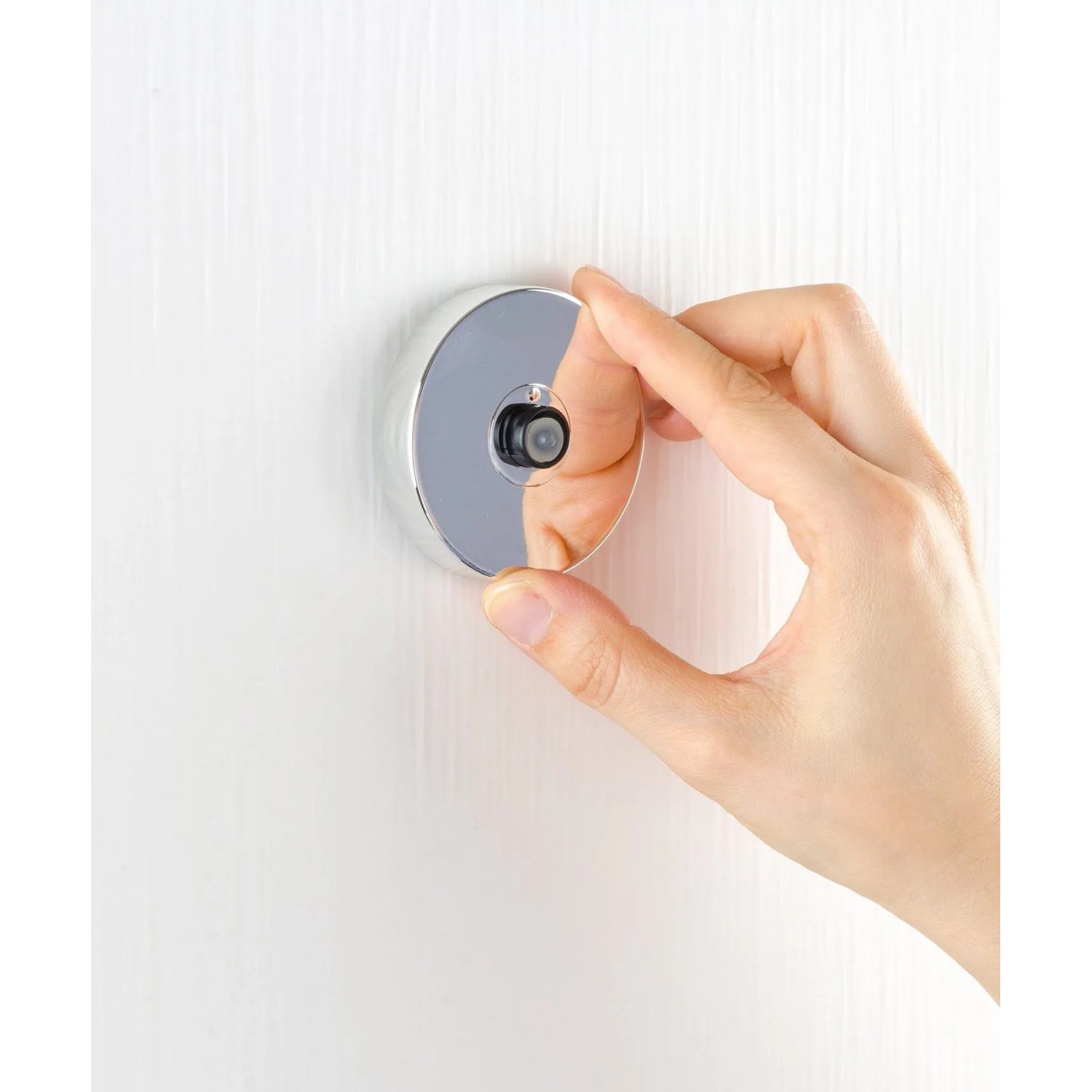 Hand befestigt Wenko Vacuum-Loc® Seifenspender Quadro aus Edelstahl an weißer Wand.