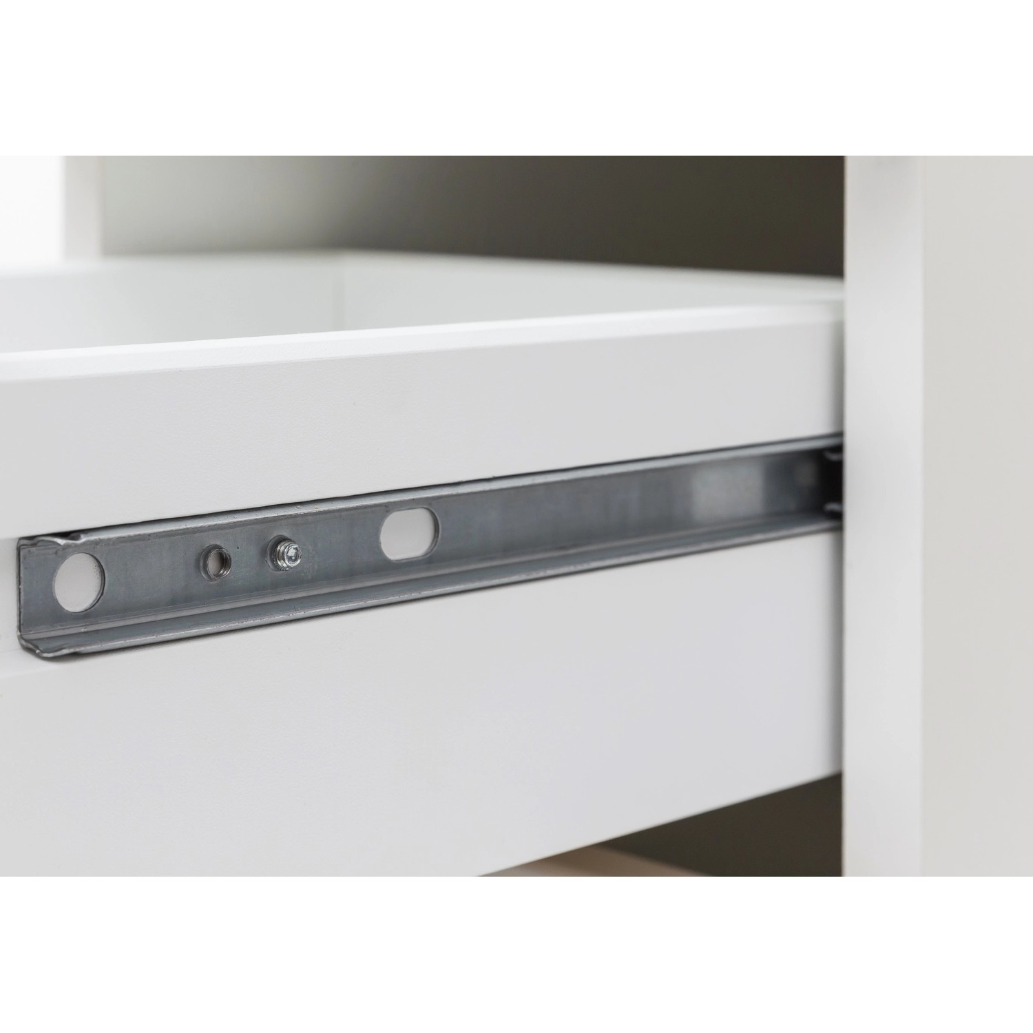Detailaufnahme: Schublade des weißen Held Möbel Unterschrank Sorrento mit Metallschiene.