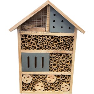 Holz Insektenhotel 38 cm mit Röhrchen und Bohrungen für Nützlinge im Garten.