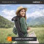 Lächelnde Frau mit Strohhut trägt Walimex Pro Feldstaffelei in Transporttasche. Leicht & kompakt für Malen im Freien.