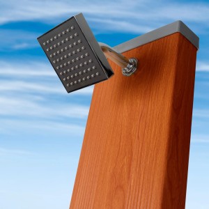 Gre Solardusche aus Aluminium in Holzoptik, 32 l. Quadratischer Duschkopf und Armatur aus Metall.