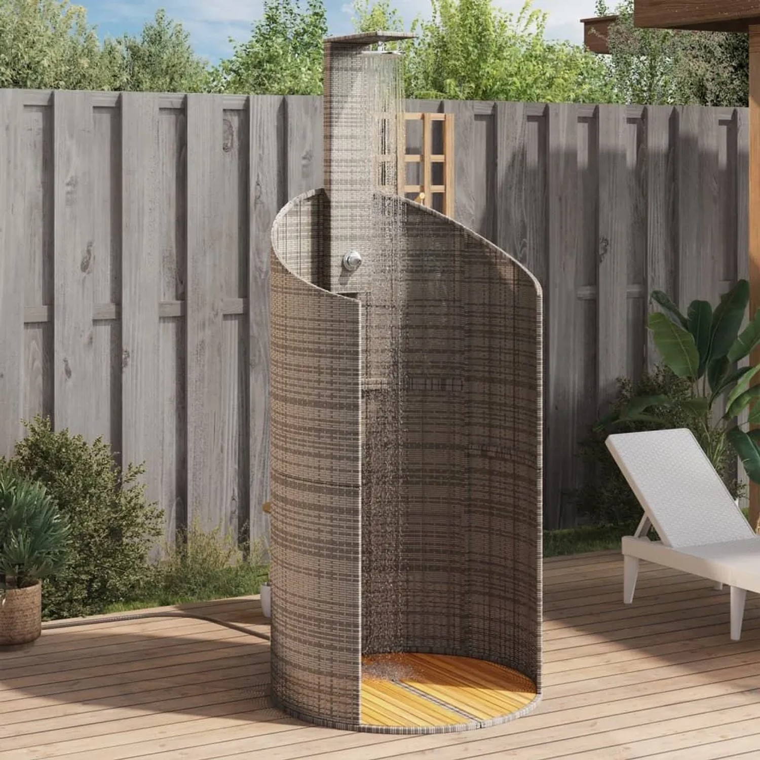 Graue Gartendusche aus Poly Rattan und Akazienholz, 100x100x241,5 cm.