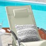 Beige SoBuy Sonnenliege OGS28-MI mit Kissen und Deko-Kissen am Pool.