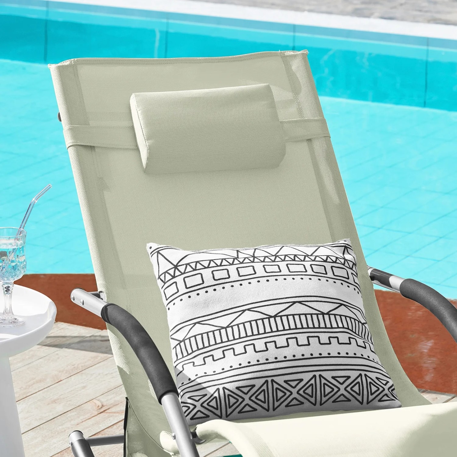 Beige SoBuy Sonnenliege OGS28-MI mit Kissen und Deko-Kissen am Pool.