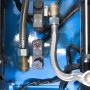 Detailaufnahme: Güde Airpower Ed-Silent 375/8/100 Kompressor mit Leitungen und Ventilen.
