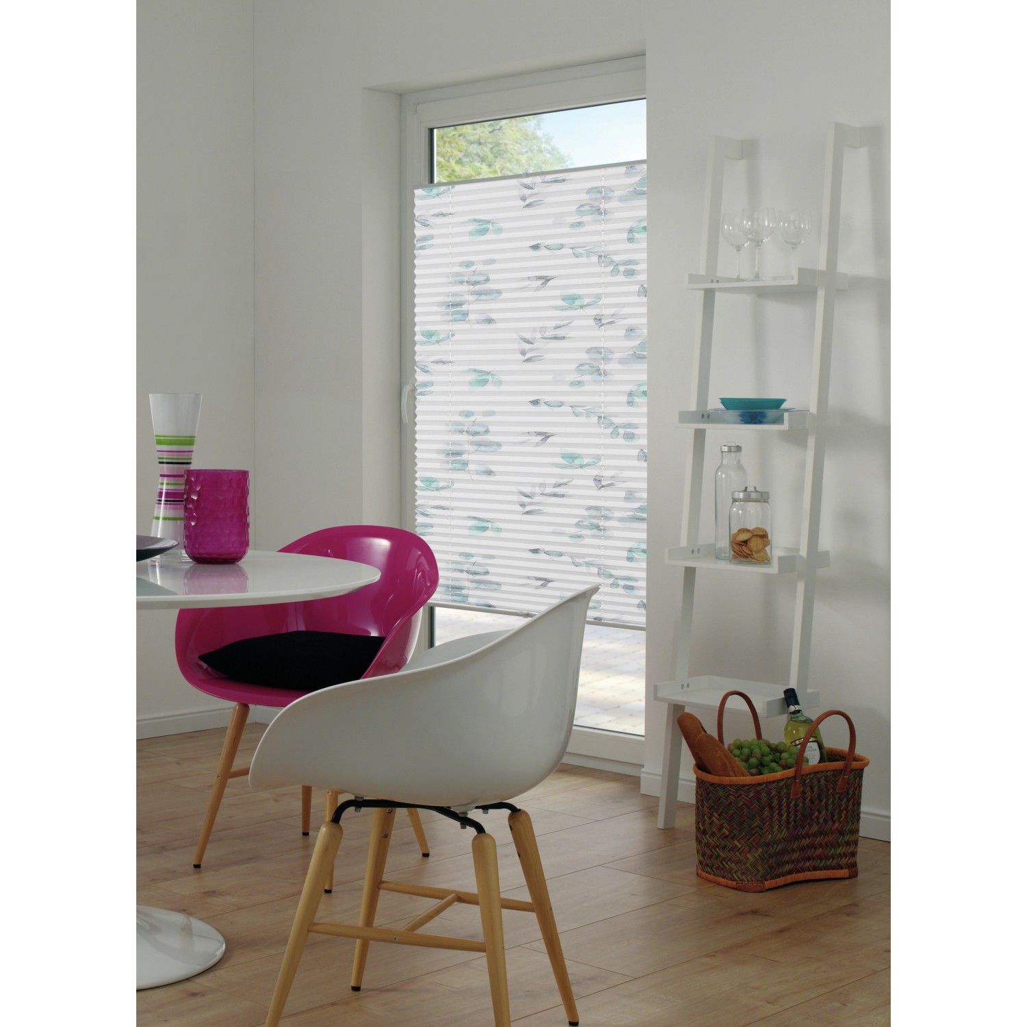 Gardinia Plissee Concept mit Zweig Dekor, 80x210 cm, am Fenster in Wohnraum.