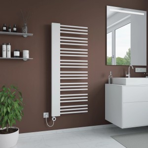 Weißer Azur Elektro-Handtuchwärmer Rosi (146x60cm, 700W) im Badezimmer.
