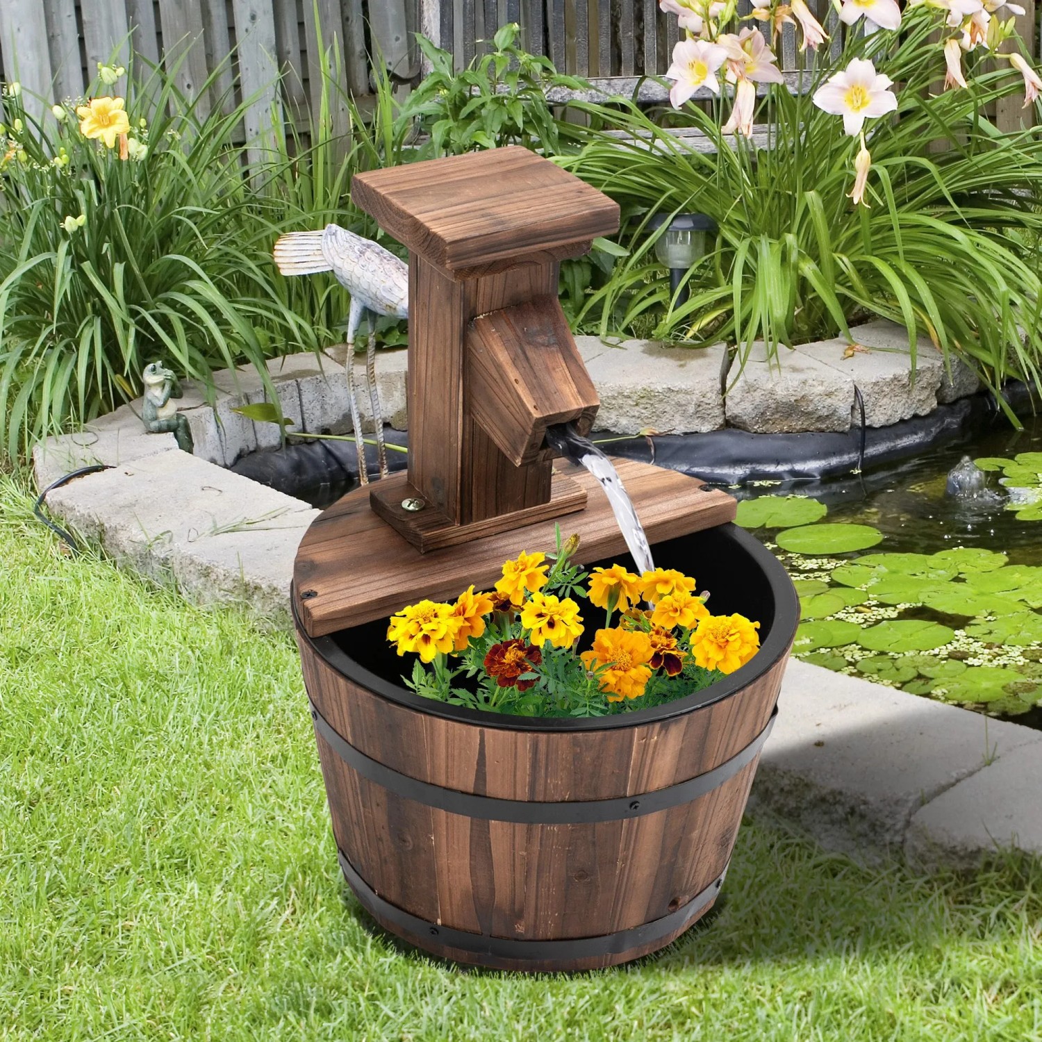 Outsunny Gartenbrunnen aus Tannenholz und Metall im Natur-Look, mit Blumen bepflanzt.