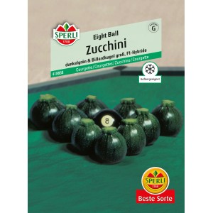 Sperli Zucchini Eight Ball Samen: Dunkelgrüne, runde Zucchini auf Billardtisch mit Billardkugel.