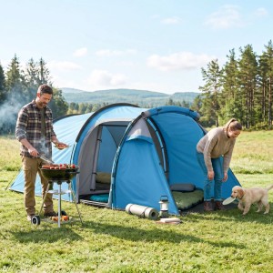 Geräumiges hellblaues Furnicato Wurfzelt für 2-3 Personen mit Vorraum, beim Camping mit Grill und Hund auf Wiese.