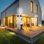 Moderne Hausfassade mit zwei schwarzen LED-Akku-Wandleuchten der Marke Just Light.