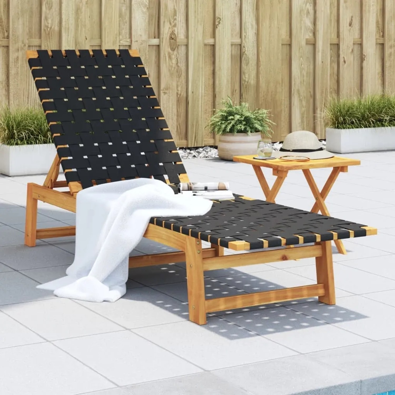 Schwarze vidaXL Sonnenliege aus Akazienholz mit verstellbarer Rückenlehne und weißem Tuch.