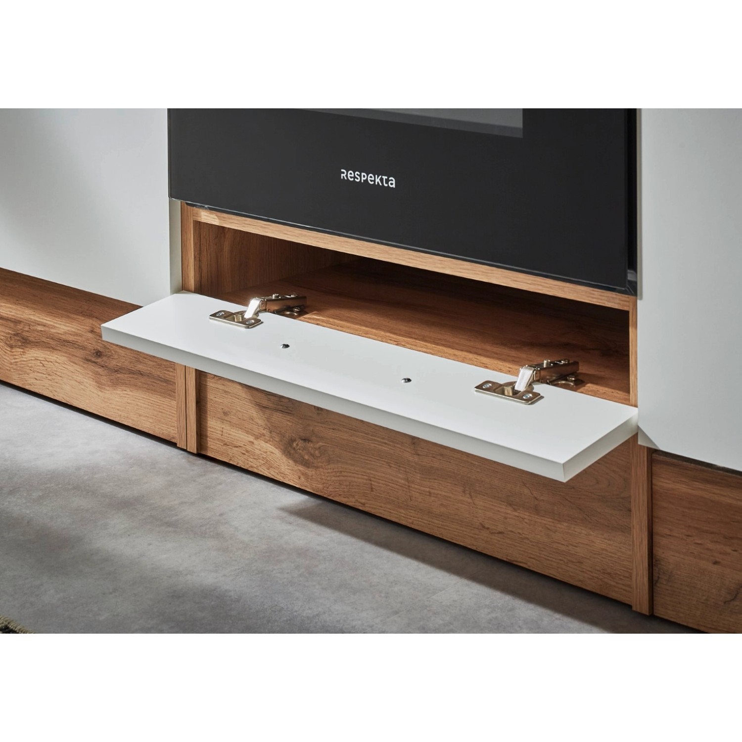 Detailaufnahme: Weißer Respekta Küchenblock mit geöffneter Klappe und Holzelementen.