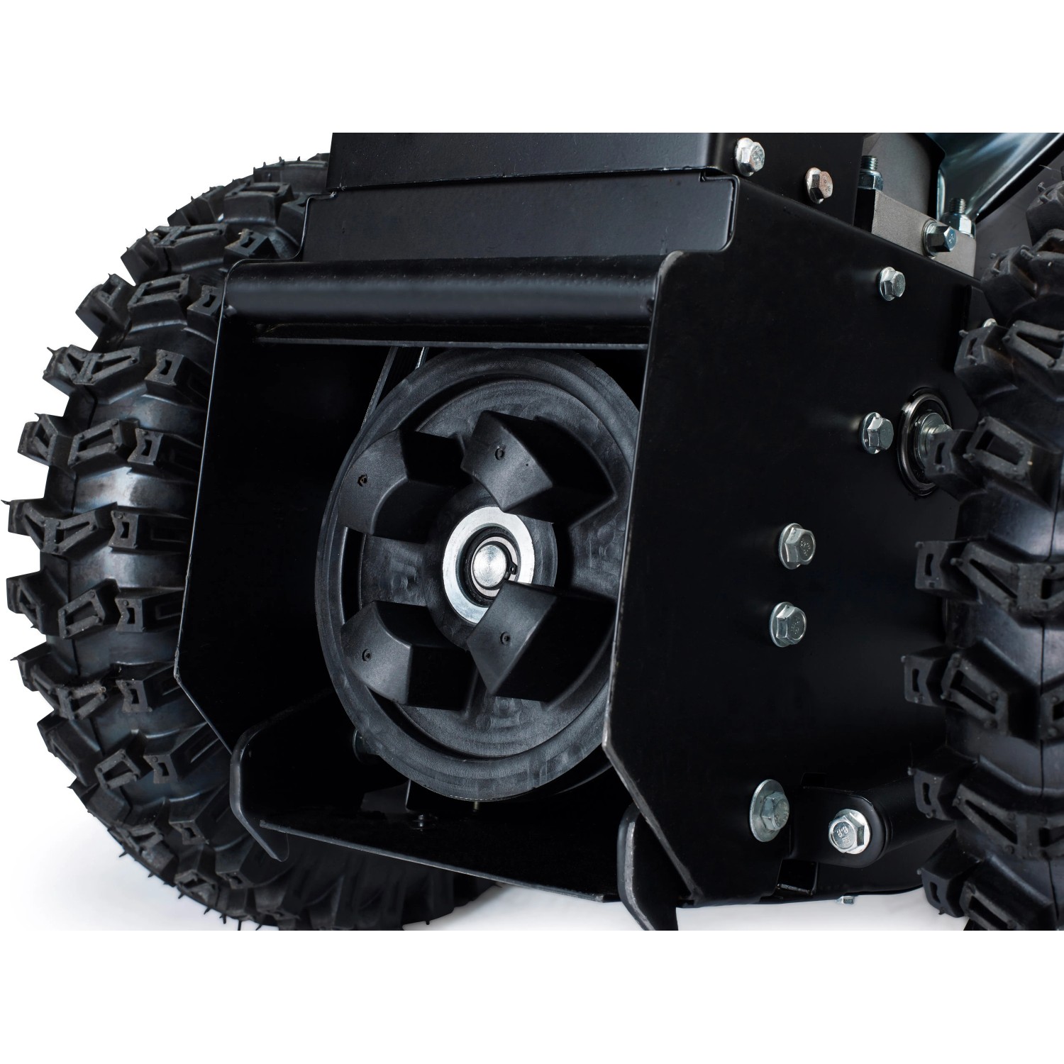 Detailaufnahme des Texas Combigerät 800 TG mit 80 cm Bürste, Fokus auf Antrieb und Räder der Kehrmaschine.