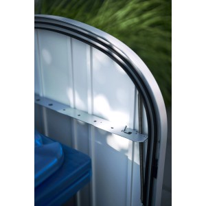 Geöffnete Biohort StoreMax Universalbox: weiße Profilstahl-Innenwand, schwarze Dichtung, Metallhalterung. Robust & wetterfest.