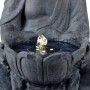 Detailaufnahme: Sitzender Buddha Gartenbrunnen mit LED-Beleuchtung und Solarpanel. Wasserspiel im Lotussitz.