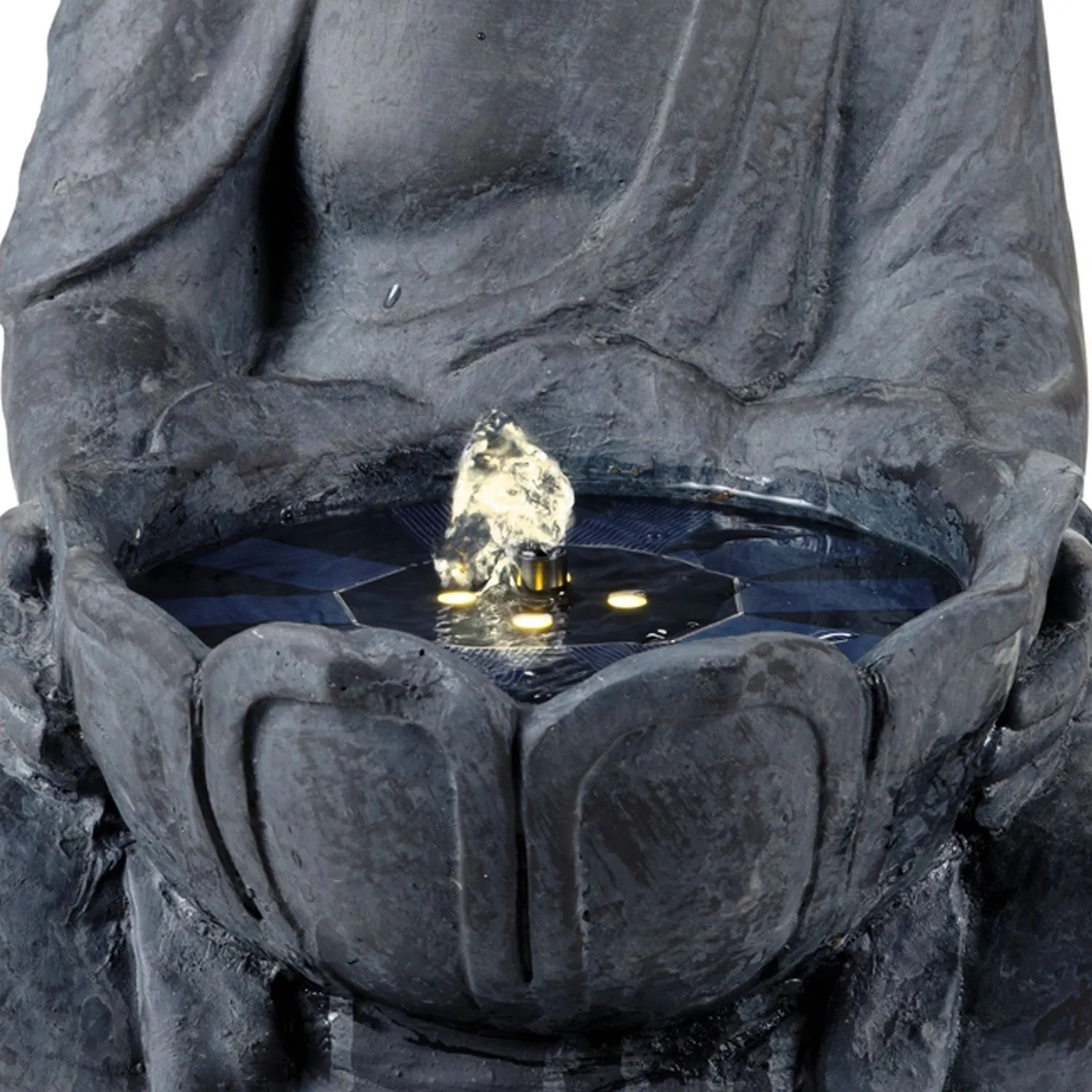 Detailaufnahme: Sitzender Buddha Gartenbrunnen mit LED-Beleuchtung und Solarpanel. Wasserspiel im Lotussitz.
