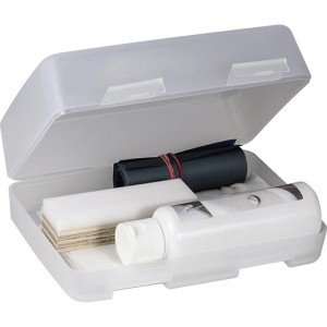 Geberit Acrylreparaturset in geöffneter Box: Schleifpapier, Polierpaste, Tuch.