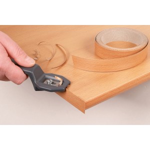 Wolfcraft Kantenschneider im Einsatz zum bündigen Abschneiden von Kanten.